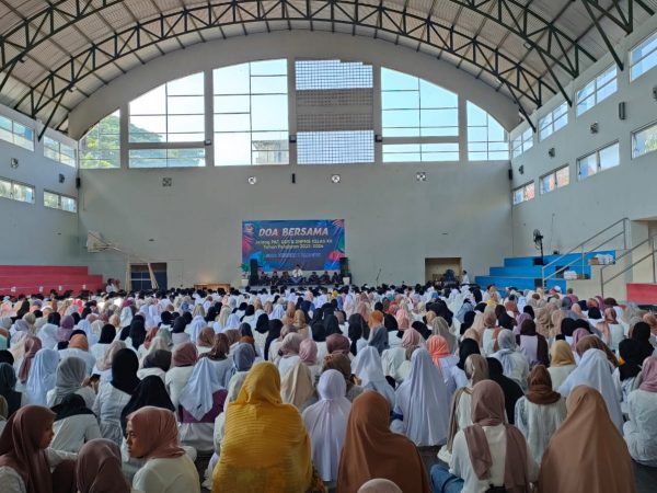 Peringatan Isra Miraj Nabi Muhammad SAW dan Doa Bersama dengan Orang tua siswa kelas XII di GOR Werkudoro SMAN 1 Madiun