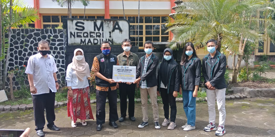 Penyerahan donasi aksi Solidaritas SMASA peduli bencana